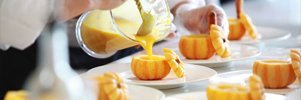 prêmios gastronômicos marcados na mesa pimentões