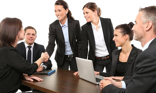oportunidades-de-liderança-de-mulheres-aperto-de-mão