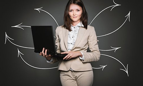 oportunidades-de-liderança-de-mulheres-segurando-laptop